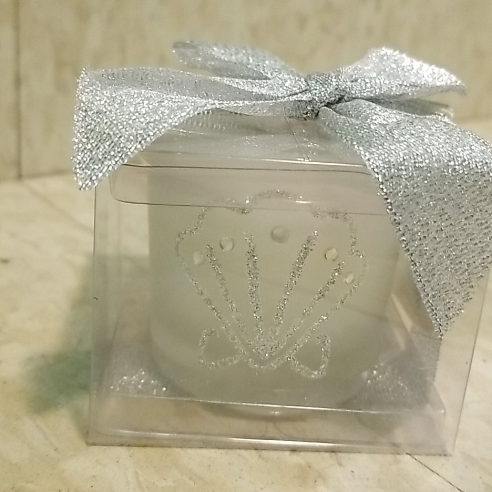 Beautiful seashell candle thank yous